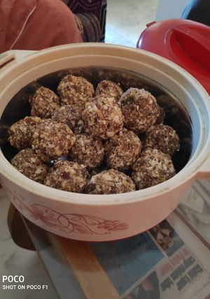 A picture of Khajur nuts laddoo.