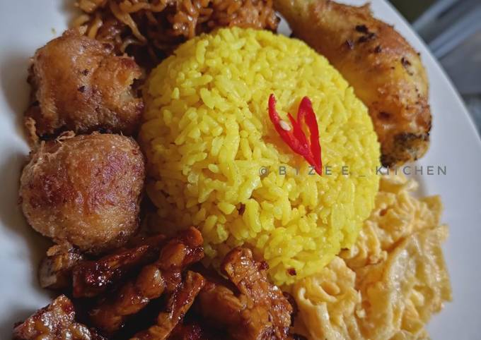 Paket nasi kuning beserta kawan kawan
