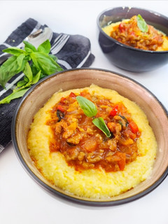 Una foto de Polenta con salsa de tomate