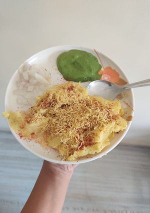 સુરતી લોચો(Surati Locho Recipe In Gujarati) રેસીપી મુખ્ય ફોટો