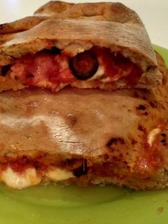 Una foto de Pizza calzone a mi gusto