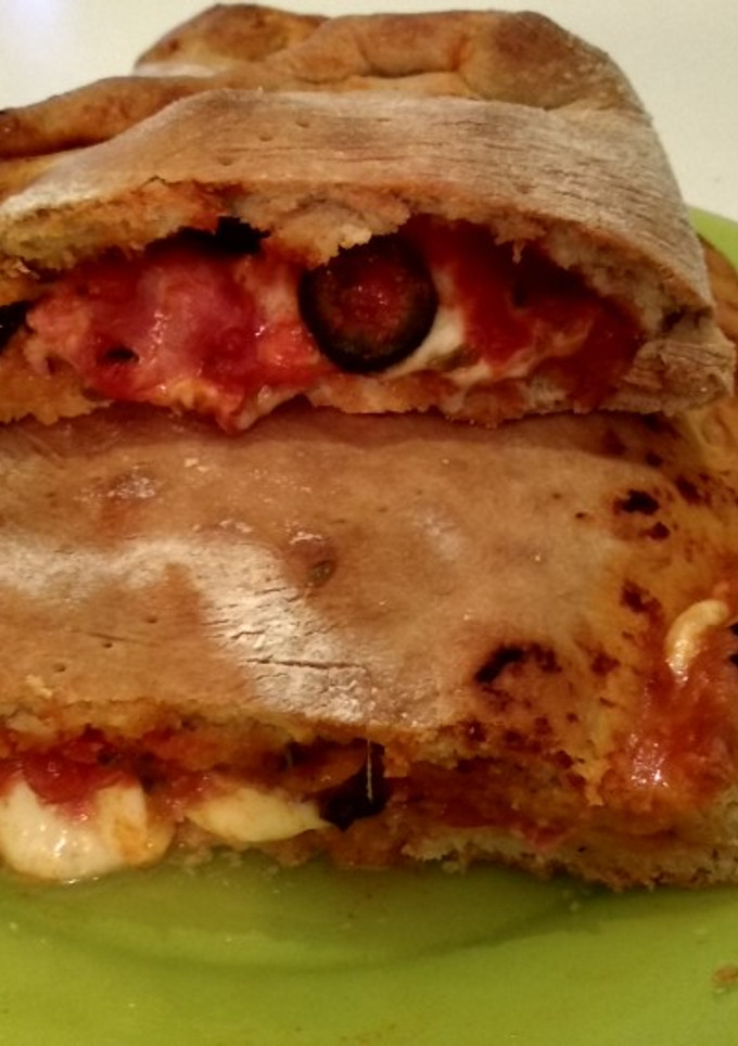 Una foto de Pizza calzone a mi gusto