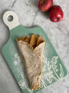Una foto de Crepa de avena con manzanas suaves caramelizadas sin azúcar