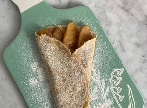 Una foto de Crepa de avena con manzanas suaves caramelizadas sin azúcar