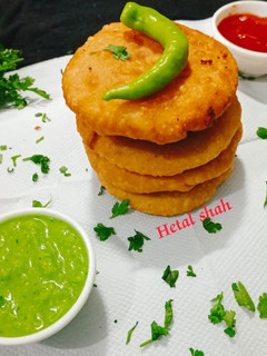 આલુ કચોરી (Aloo Kachori Recipe In Gujarati) રેસીપી મુખ્ય ફોટો