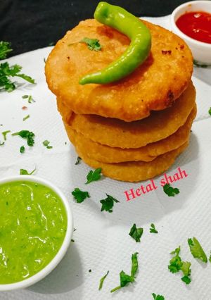આલુ કચોરી (Aloo Kachori Recipe In Gujarati) રેસીપી મુખ્ય ફોટો