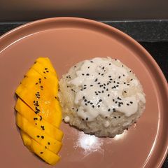 A picture of Mango Sticky Rice (Khao Neow Mamuang).
