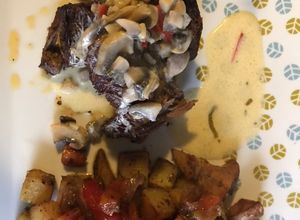 Una foto de Posta Negra al Horno, Champiñones a la Crema y Papas Salteadas
