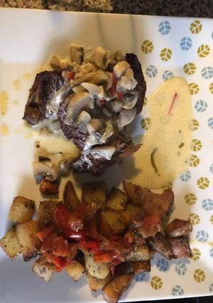 Una foto de Posta Negra al Horno, Champiñones a la Crema y Papas Salteadas