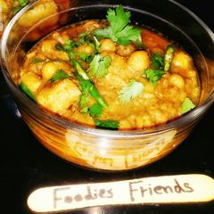 A picture of Murgh chole.