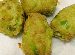 Una foto de Croquetas de arvejas partidas con queso fresco Sin Huevos