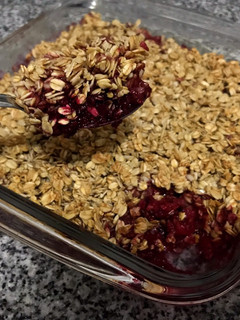 Una foto de Crumble de frutos rojos sin azúcar ni harina!