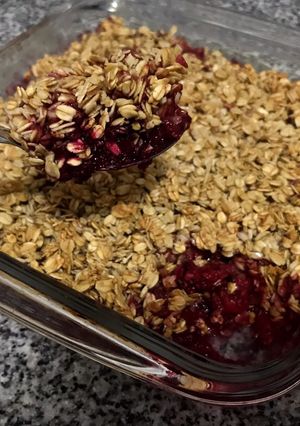 Una foto de Crumble de frutos rojos sin azúcar ni harina!