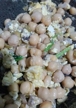Una foto de Garbanzos con verduras y huevo