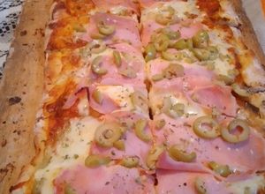 Una foto de Pizza por metro o porción