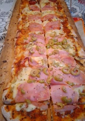 Una foto de Pizza por metro o porción