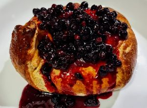Una foto de QUESO🧀BRIE Hojaldrado🥐, Bañado en Agraz🍒...!