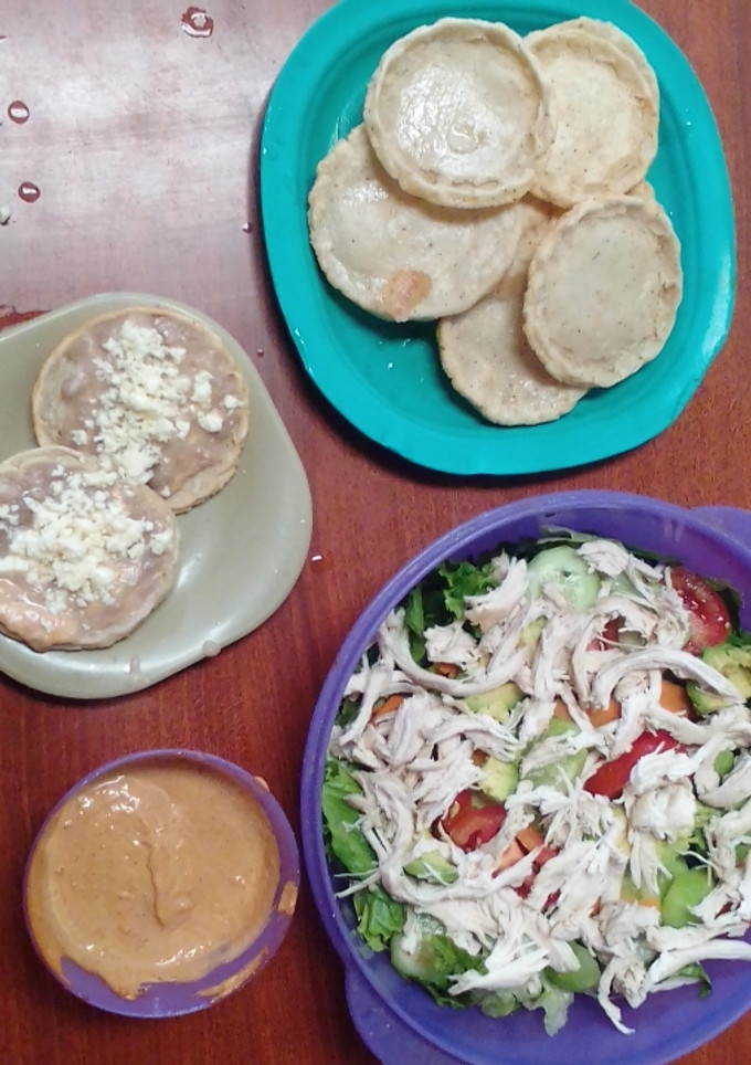 Una foto de Ensalada verde con aderezo de chiplote