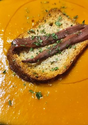 Una foto de Crema de verduras y manzana con Yakiniku y Tosta con Anchoas