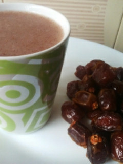 A picture of Uji mix porridge and dates#Ramadhancontest.