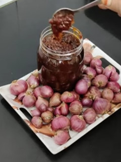 சின்ன வெங்காய ஊறுகாய்(shallots pickle recipe in tamil) செய்முறை முக்கிய புகைப்படம்