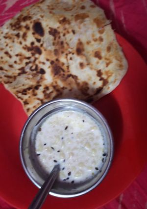 आलू प्याज़ पराठा  साथ में रायता रेसिपी मुख्य फोटो