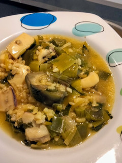 Una foto de Arroz caldoso de sepia y verduras verdes