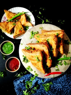 બ્રેડ પકોડા (BREAD PAKODA) રેસીપી મુખ્ય ફોટો