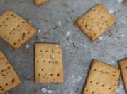 Una foto de crackers sin gluten