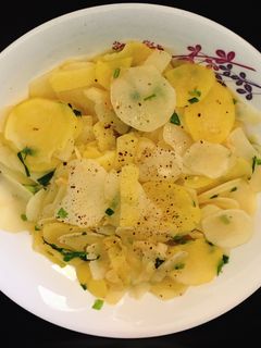 Hình của món Khoai Tây xào tỏi.