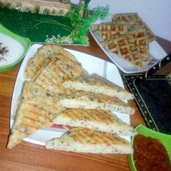 A picture of Mint & garlic butter bread.