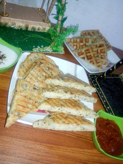 A picture of Mint & garlic butter bread.