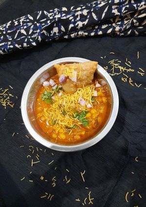 રગડા સમોસા (Ragda Samosa Recipe In Gujarati) રેસીપી મુખ્ય ફોટો