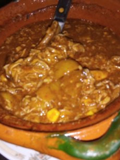 Una foto de Papas cambray con pollo al mole ranchero de las Correa