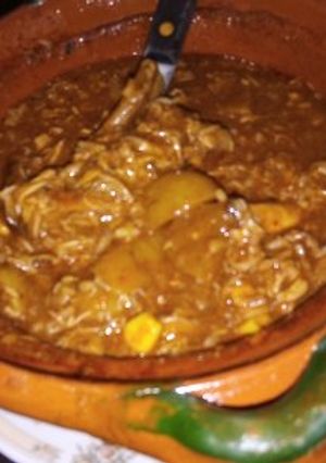 Una foto de Papas cambray con pollo al mole ranchero de las Correa