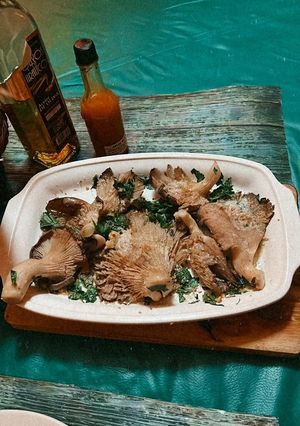 Una foto de Gírgolas salteadas. In perejil y ajo