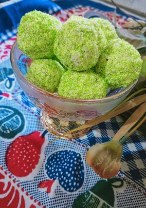 A picture of Green coconut balls /laddu.