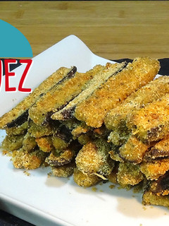 Una foto de Berenjenas rebozadas al horno y salsa de yogur casera