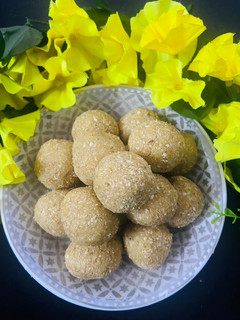 तिल मावा लड्डू(til mawa laddu recipe in hindi) रेसिपी मुख्य फोटो