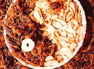 Hình của món Khô heo cháy tỏi.