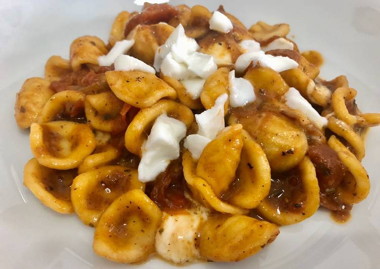 Orecchiette pomodorini e straccetti di mozzarella