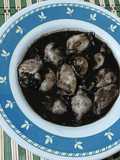 Chipirones en su tinta rellenos de langostinos