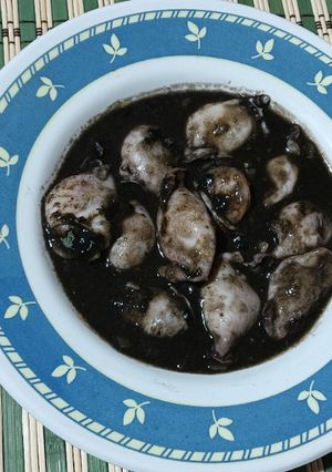 Una foto de Chipirones en su tinta rellenos de langostinos