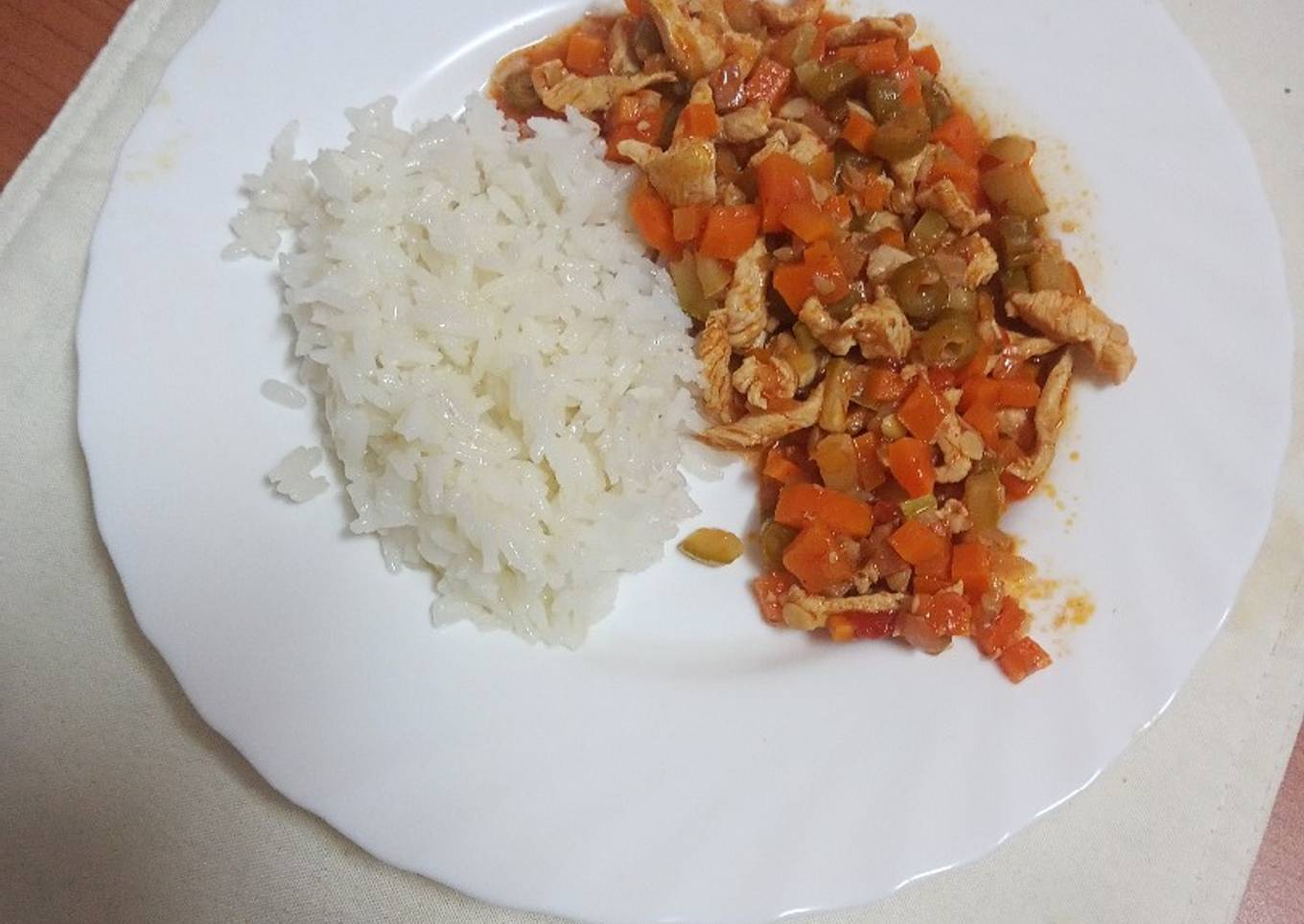 Salteado de verduras y pollo con arroz blanco