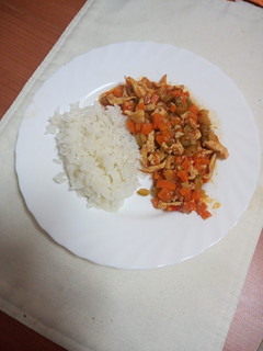 Una foto de Salteado de verduras y pollo con arroz blanco