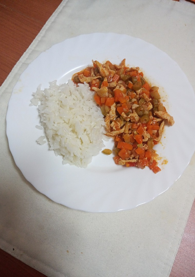 Una foto de Salteado de verduras y pollo con arroz blanco