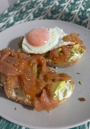 Una foto de Tostada de salmón
