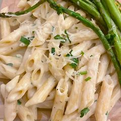 A picture of Easy Creamy Parmesan Garlic Alfredo Sauce 🧄.