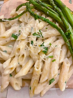A picture of Easy Creamy Parmesan Garlic Alfredo Sauce 🧄.