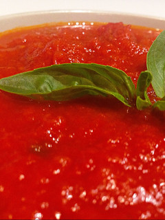 Una foto de Salsa de tomate con albahaca